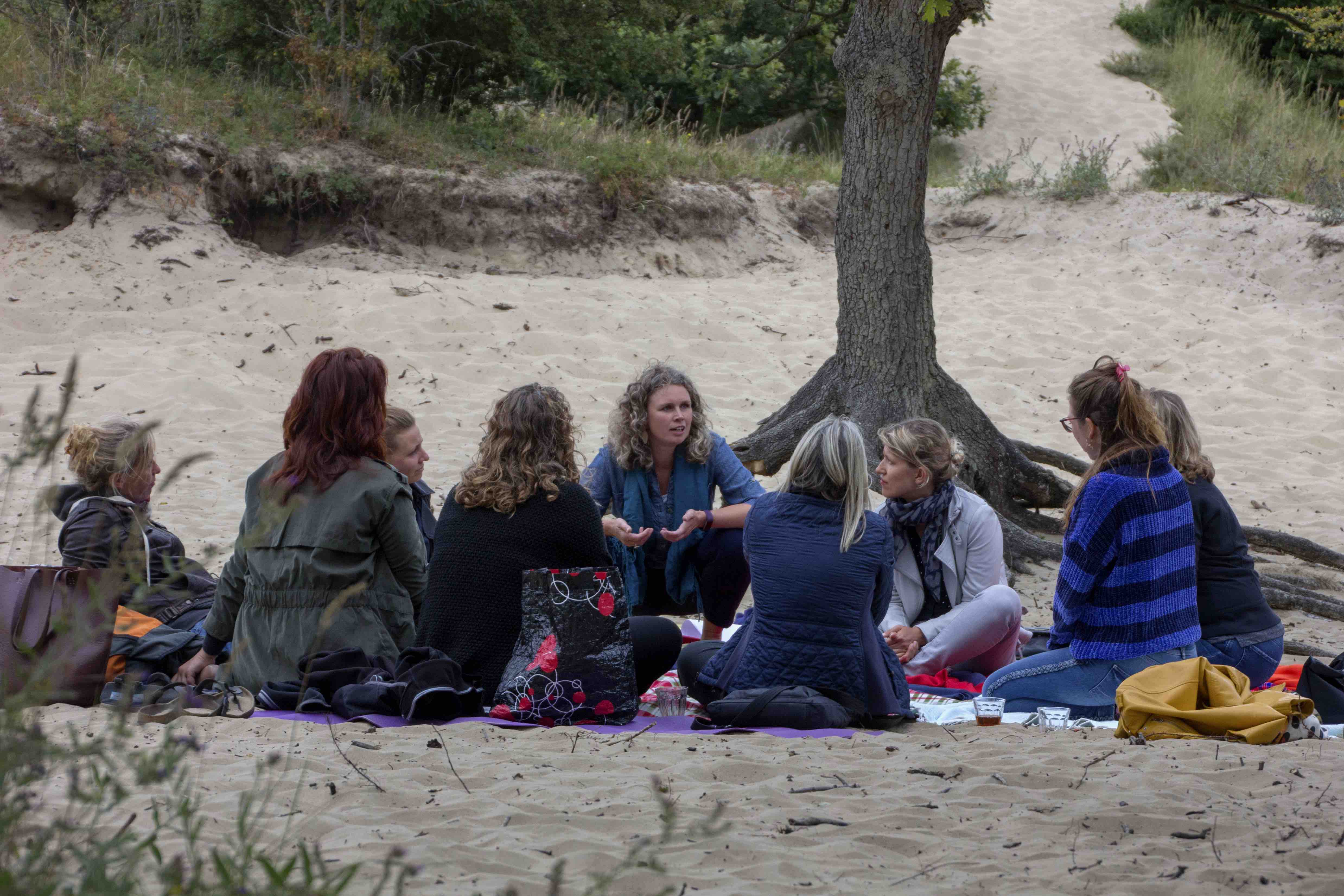 Marjoy organiseert cursussen en bijeenkomsten in de duinen met een vleugje magie